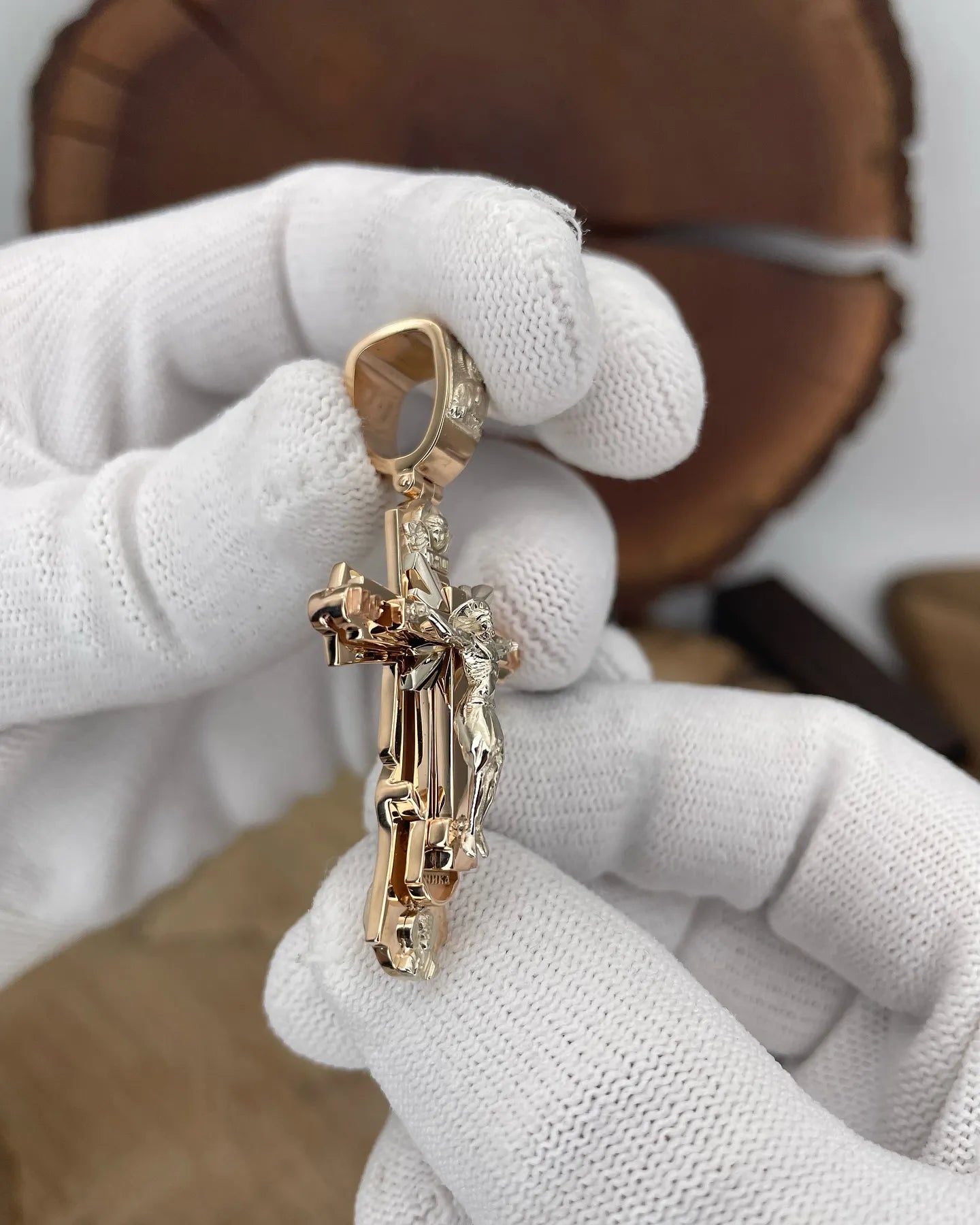 Colier Crucifix cu Iisus – Protecție, Credință și Eleganță